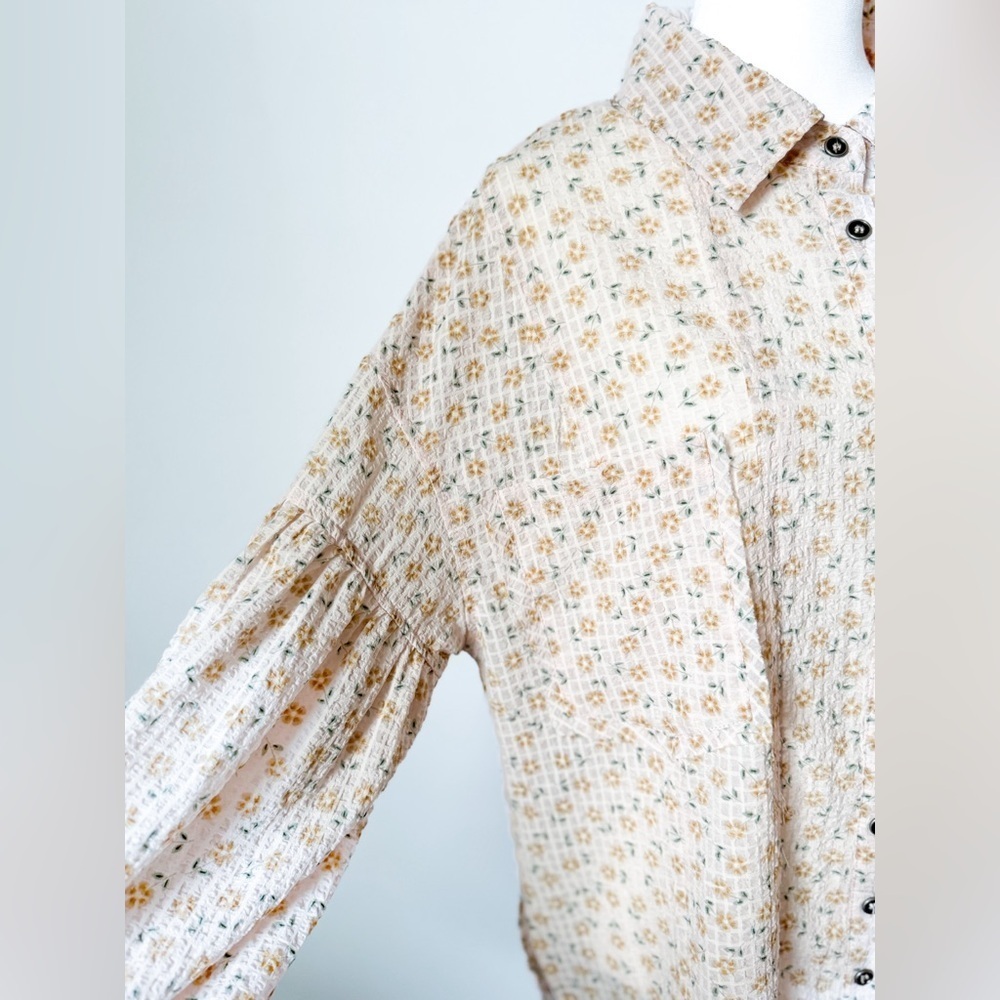 Listicle Floral Button Up - Picture 3 of 6